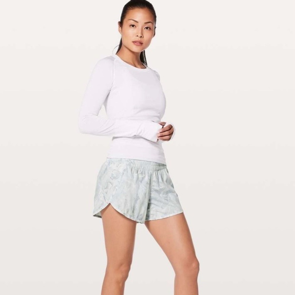 Lululemon Tracker Short V *4"
Jasmine White Multi size 12